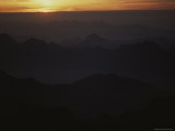 A Beautiful Twilight View over Mountain Ridges Photographie