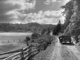Dr. Alexander Graham Bell and friend pause during a trip near Dingwall. Photographie