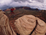 Hiker running on a mountain trail Lámina fotográfica Hiker running on a mountain trail Lámina fotográfica