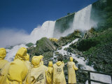 Sightseers Observe Luna Falls on a Cave of the Winds Trip to the Foot of the Falls Photographie