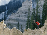 A Climber Tosses Her Rope over a Cliffs Edge Photographie