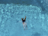 A swimmer dives into a swimming pool Lámina fotográfica A swimmer dives into a swimming pool Lámina fotográfica