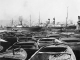 A crowded section of the harbor in Piraeus Lámina fotográfica por W. Robert Moore A crowded section of the harbor in Piraeus Lámina fotográfica por W. Robert Moore