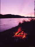A Campfire Glows on the Banks of the Yukon River Photographie par Barry Tessman