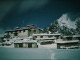 A Twilight View of Snow-Covered Houses Photographie