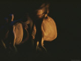 A pair of dancers swirl fabric as they twirl about Lámina fotográfica