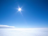 The Sun Appears as a Bright Pointed Star in a Crisp Blue Polar Sky Fotoprint van Norbert Rosing
