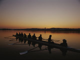 A Crew Team Prepares for Practice at Dawn Photographie par Sam Kittner