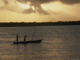 Men Stand in Their Dhow in the Early Morning Light Photographie