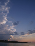 Clouds Form S Curves Across the Vast Sky Photographie