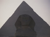 The Great Sphinx is framed by the distant Chephren Pyramid Lámina fotográfica The Great Sphinx is framed by the distant Chephren Pyramid Lámina fotográfica