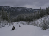 Snowmobilers in Yellowstone National Park, Wyoming Impressão fotográfica por Raymond Gehman