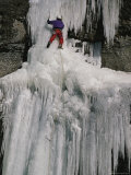 A Climber Scales a Frozen Waterfall Photographie