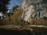 Scenic autumn view of the Merced River winding below huge cliffs Lámina fotográfica Scenic autumn view of the Merced River winding below huge cliffs Lámina fotográfica