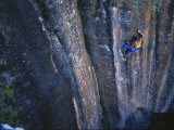 A Young Woman Climbs a Wall in Moab, Utah Lámina fotográfica