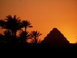 A Silhouette of the Step Pyramid at Dahshur Lámina fotográfica A Silhouette of the Step Pyramid at Dahshur Lámina fotográfica