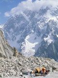 A camp set up in Charakusa Valley, Karakoram, Pakistan Lámina fotográfica por Jimmy Chin A camp set up in Charakusa Valley, Karakoram, Pakistan Lámina fotográfica por Jimmy Chin