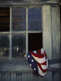 An American Flag Lies Loosely Bunched in an Open Window Lámina fotográfica An American Flag Lies Loosely Bunched in an Open Window Lámina fotográfica