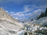 A man hiking on snow and ice in Charakusa Valley, Karakoram Lámina fotográfica por Jimmy Chin A man hiking on snow and ice in Charakusa Valley, Karakoram Lámina fotográfica por Jimmy Chin