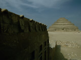 A view of the Step Pyramid of Djoser and other nearby ruins Lámina fotográfica A view of the Step Pyramid of Djoser and other nearby ruins Lámina fotográfica