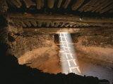Sunlight illuminates a ladder leading down to a kiva, Cedar Mesa Lámina fotográfica Sunlight illuminates a ladder leading down to a kiva, Cedar Mesa Lámina fotográfica
