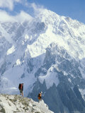 Two hikers in Charakusa Valley, Karakoram, Pakistan Lámina fotográfica por Jimmy Chin Two hikers in Charakusa Valley, Karakoram, Pakistan Lámina fotográfica por Jimmy Chin
