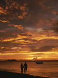 Couple silhouetted on beach at twilight, Belize Lámina fotográfica Couple silhouetted on beach at twilight, Belize Lámina fotográfica