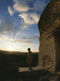 Tourist by Pre-Columbian Ruin at Twilight, Belize Photographie par Barry Tessman