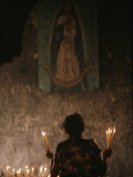 A Mexican Woman Prays to the Virgin Mary During a Religious Ceremony Photographie
