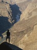 A Woman Stands on a Rock Overlooking the Colorado River Photographie
