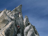 Mountain climbers make their way up Bugaboo Spire Lámina fotográfica Mountain climbers make their way up Bugaboo Spire Lámina fotográfica
