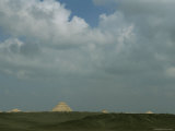 Clouds fill the sky over the Step Pyramid of Djoser Lámina fotográfica Clouds fill the sky over the Step Pyramid of Djoser Lámina fotográfica