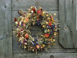 A Delicate Dried Flower Wreath Adorns a Wooden Wall Near a Window Photographie par Bill Curtsinger