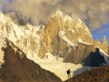 A hiker under the Cerro Torre Massif Lámina fotográfica por Jimmy Chin A hiker under the Cerro Torre Massif Lámina fotográfica por Jimmy Chin