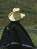 A Woman Wearing a Traditional Peruvian Straw Hat and Poncho Photographie