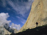 A climber silhouetted in the Nangmah Valley, Karakoram Mountains Lámina fotográfica por Jimmy Chin A climber silhouetted in the Nangmah Valley, Karakoram Mountains Lámina fotográfica por Jimmy Chin