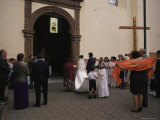 A wedding party outside a church in Quiroga, Mexico, named after Vasco de Quiroga. Lámina fotográfica A wedding party outside a church in Quiroga, Mexico, named after Vasco de Quiroga. Lámina fotográfica