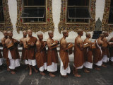 Buddhist Monks Share a Meal in a Courtyard at Wat Po; Wat Po is Bangkoks Oldest and Largest Temple Photographie