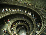 Tourists Descend the Double Spiral Staircase in the Vatican Museums Fotografisk tryk af Paul Chesley Tourists Descend the Double Spiral Staircase in the Vatican Museums Fotografisk tryk af Paul Chesley