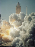 Fiery Exhaust Comes from the Booster Rocket Carrying the Columbia Lámina fotográfica Fiery Exhaust Comes from the Booster Rocket Carrying the Columbia Lámina fotográfica