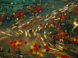 A Blurred View of People Racing Motor Bikes on a City Street at Night Photographie