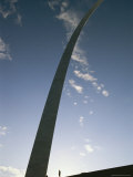 A Couple Pass Beneath the Gateway Arch in Saint Louis Photographic Print by Joel Sartore