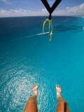 A tourist goes parasailing in Cancun. Lámina fotográfica