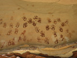 Ancient Indian handprints decorate a sandstone wall. Lámina fotográfica