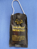 A Package of Old Style Shark Repellent Fotografisk tryk af Jim Webb A Package of Old Style Shark Repellent Fotografisk tryk af Jim Webb
