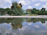 A giant alligator still stands in front of an abandoned roadside zoo. Lámina fotográfica A giant alligator still stands in front of an abandoned roadside zoo. Lámina fotográfica