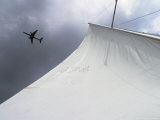 A Jet Soars Above a Sailboat on the Potomac River Fotografisk tryk af Jim Webb A Jet Soars Above a Sailboat on the Potomac River Fotografisk tryk af Jim Webb