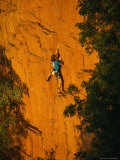 Sam Lightner Climbs a Rock Face in South Africas East Transvaal Lámina fotográfica