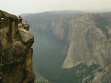 Two Climbers Take in the View of Yosemite Valley from Taft Point Lámina fotográfica Two Climbers Take in the View of Yosemite Valley from Taft Point Lámina fotográfica