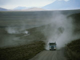 Trucks Traveling Through the Atacama Desert Stir up Clouds of Dust Photographie